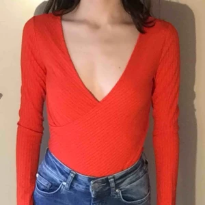  - Orange topp från H&M. Passar i både festliga och vardagliga sammanhäng. > ALLA KLÄDER SOM KÖPS,TVÄTTAS OCH STRYKS INNAN SÄNDNING.