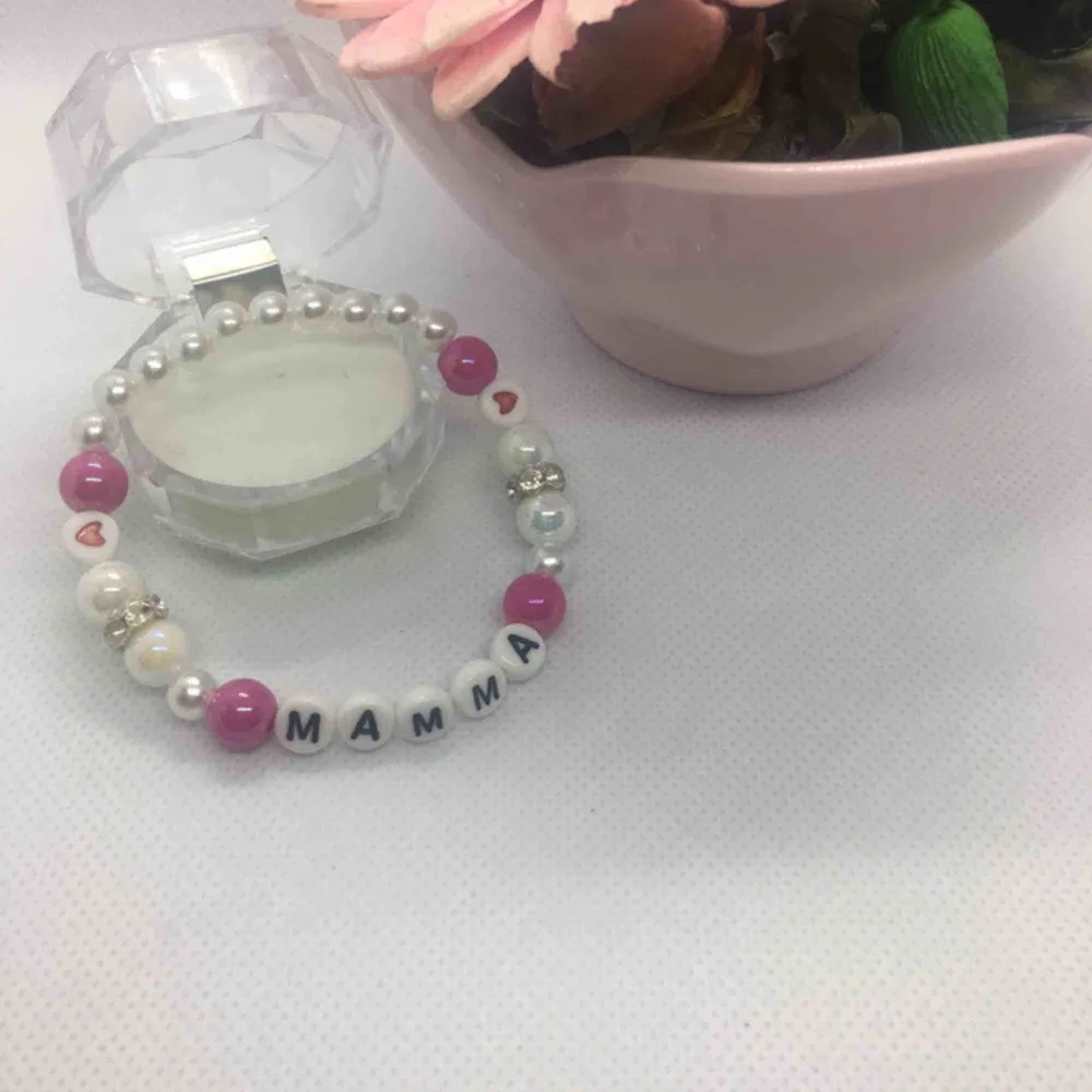 Armband ”MAMMA” kärlek   Fin armband i vit och rosa pärlor.  Handgjorda med elastiktråd och passar till alla handleder. Storlek : 17-18 cm. Accessoarer.