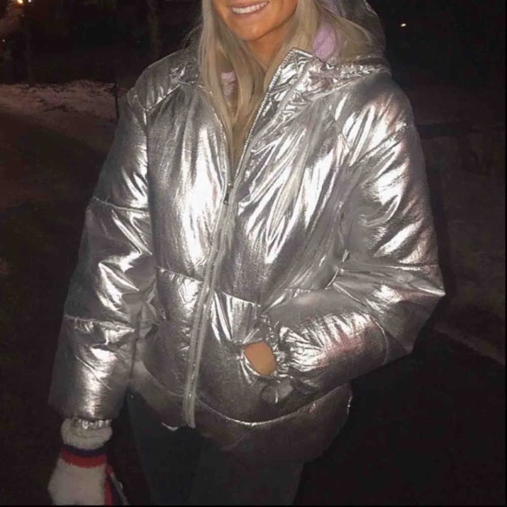 Jätte snygg silver jacka från Zara barn, passar en s även xs! Den är varm och passar till de mesta🙏🏻 Lånade bilder❤️. Jackor.