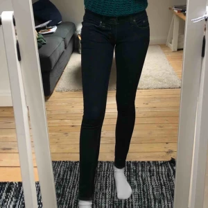  - Mörkblåa low-Rise jeans från tiger of Sweden. Knappt använda. Lite stretchiga i materialet. 