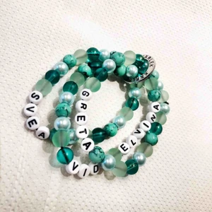  - Jag gör personliga armband med text på!  Du bestämmer själv färg, text, berlocker & eventuella budskapsringar!  Priset är 60kr för 2 band! För varje band läggs det på 30 kr!  Armbanden är elastiska, men du får själv välja storlek 😊