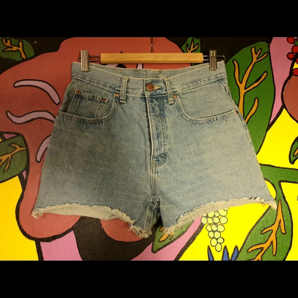 Coola jeansshorts med hög midja ☀️ säljes för att de tyvärr blivit för små för mig 😩 frakt tillkommer! . Shorts.