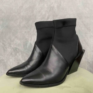  - Jag säljer ett par Rodebjer klackskor i svar skin och neopren. De är använda max 5 gånger, bra skick.  Färg: Svart Klackhöjd: 9cm Nypris: 3495 sek