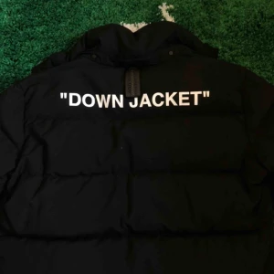  - Säljer en riktigt 🔥 pga den är för liten:( Off white down jacket köpt i Nathalie Shutterman i Stocholm, är i princip helt ny med kvitto och tags Mötas up i Lund vid köp eller skickas Nypris: cirka 14 000 kr Storlek: L Mitt pris: 5500