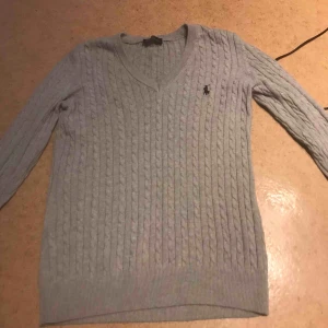  - polo tröja i storlek large men passar mig som har på mig xs har bara använts några gånger men är i väldigt bra skick köpts för 700kr säljs för 90kr 