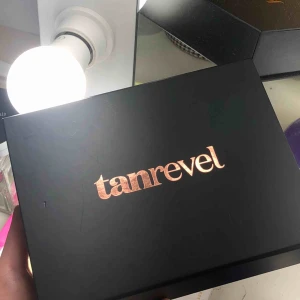  - Säljer min tanrevel self tan! Den är endast använd 2ggr och är i ett extremt fint skick. Jag säljer den pga att den inte kommer till användning då jag använder en brun utan sol. Rekommenderar denna starkt! 💕💕💕 köpt för 800kr