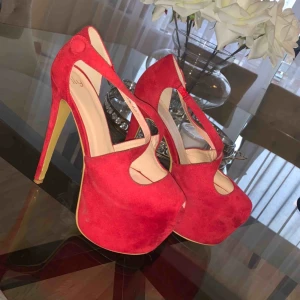  - Röda festskor från Nelly. Använda endast 1 gång. Storlek 39. 
