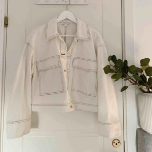  - Fin vårjacka från Monki! Använd ca 4 gånger, väldigt bra skick! Fraktar endast 