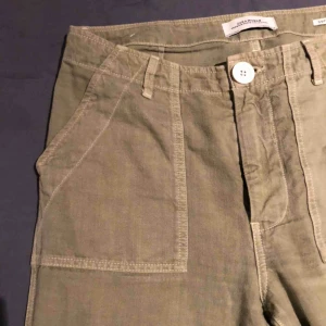  - Militärgröna byxor från zara i bomull. Mycket sköna och coola, rätt mycket använda och knappen är utbytt.  Om man vill ha mer bilder är det bara att skriva Köpare står för frakt:)