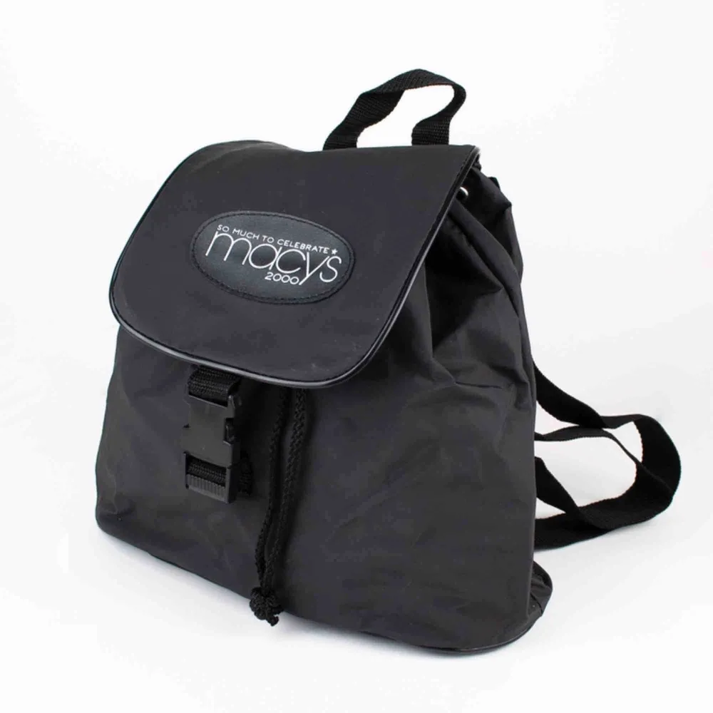 Vintage 2000s Y2K Macy's year 2000 celebration backpack in black  Height: 30; width: 37; depth: 12 Free shipping! Ask for the full description! No returns!. Väskor.