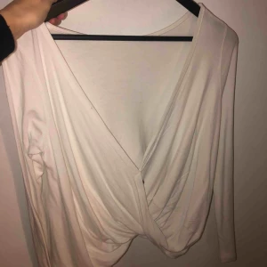  - Skitsnygg tröja som går att använda på båda hållen. Korsad med en snygg detalj. Fint skick och köpt på Tessie i Göteborg för några år sedan. Perfekt till våren och sommaren, eller kanske till festen 