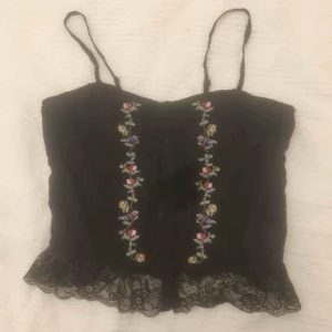  - Nytt linne från bikbok med prislapp kvar. Storlek L , nypris 300 Säljes för 80kr + frakt 33kr Saknar 2 knappar men det är nog lätt att sy fast 2 nya  Inga fläckar på toppen det är min kamera som är sönder !!