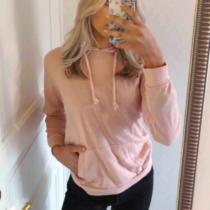 Hoodie - Ljusrosa hoodie från Bikbok, knappt använd! Storlek XS men oversize 