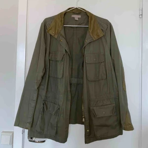  - Khaki-grön tunn vårjacka med resår i midjan för snygg shape.  Swish-betalning Upphämtning i Sthlm alt kund betalar för frakt (står ej för postens f-ups) 