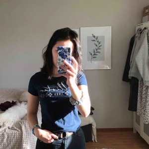 - Jätte söt T-shirt från hollister :)