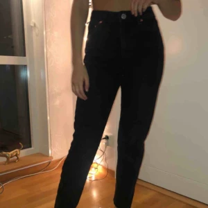  - Superfina svarta momjeans från Lager 157!! Jättefint skick, storlek XS men ganska stora i storleken. Köpta här på plick, men säljer pga för stora💔 50 + frakt / mötas upp i Stockholm🥰 