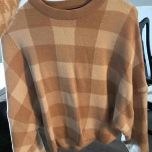  - Väldigt fin tröja från Gina Tricot säljer pågrund av att jag har för mycket kläder och den kommer inte till användning,  Det står att det är en L men den passar på mig som har S-M o sitter lite oversized  Köparen står för frakt 