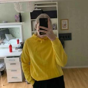  - En gul jätte fin hoodie i storlek xs från Gina. Passar perfekt till att sätta lite färg på din outfit. 🌞 Frakt tillkommer 