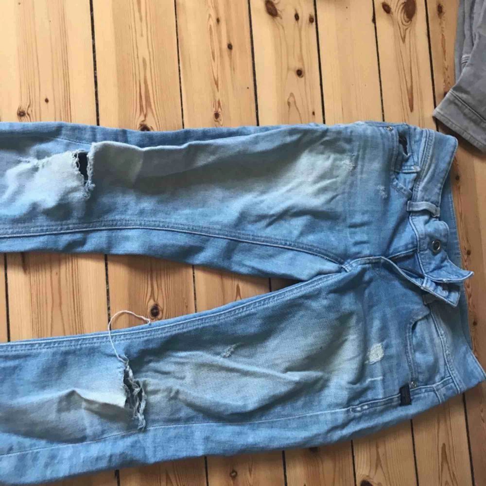 Köpta för 1000kr Äkta g-Star jeans med slitningar  Är runt strl 34. Jeans & Byxor.