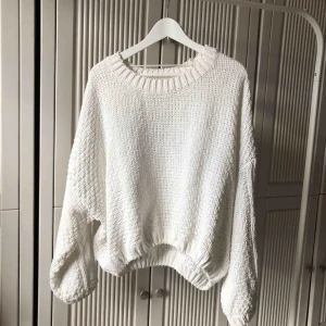  - Vit stickad tröja för sena sommarkvällar! Jätte mysig och skön