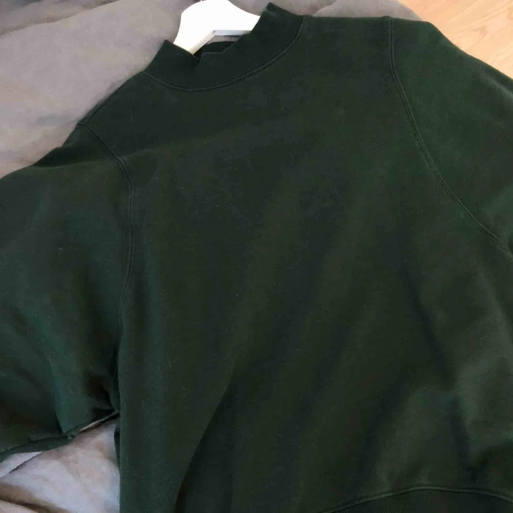 Superskön och snygg sweatshirt från monki💜 är i storlek xs men är oversized så passar allt från xs till L. Tröjor & Koftor.
