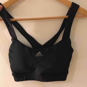 - Svart adidasträningsbh. Använd ett fåtal gånger pga lite för liten för mig. Fler bilder och mått kan skickas privat vid intresse. Möts i Stockholm annars står köparen för frakten🙃