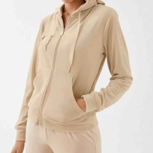  - Mjuk och skön Hoodie från Gina tricot. Säljs pågrund av brist på användning. Använd 1 gång.