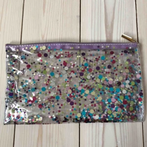  - Säljer min fina necessär, fick två stycken så jag säljer min ena. Nyskick  Nytt pris 150kr  Säljer min för 55kr / bud Ca 20x8cm