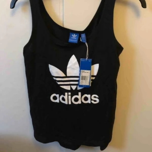  - Ett oanvänt adidaslinne i storlek S Frakt ingår 