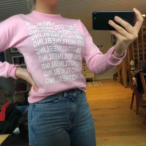  - Jättesöt ”hotline bling” sweatshirt, säljer för att jag inte får så mycket användning utav den. Den är använd ett fåtal gånger och passar som en S trots att det står att det är en L. Möta upp i Umeå eller så kan jag skicka den😋