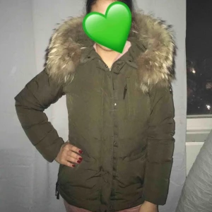  - Damjacka från Hollies. Storlek 38/Medium. Färg - grön. Bra skick, använd några ggr bara. Köpt från Johnells i Uppsala. Kan mötas i Uppsala och Stockholm. Tar emot kontanter och swish. Men helst swish. Fler frågor, kontakta mig på +46760904069. FRAKTAS EJ!