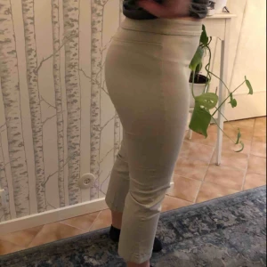  - Superfina beiga vårbyxor med hög midja och dragkedja på sidan! Använt sparsamt! Väldigt stretchiga och ankelkorta. 