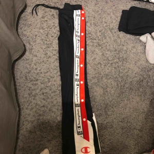  - Snygga byxor från champion med snörning i midjan, använda en gång, är storlek xs