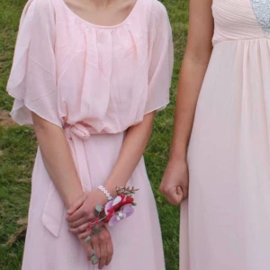  - Klänning från Nelly, använd 1 gång, uppsydd, mer info och bättre bilder kan ges vid intresse