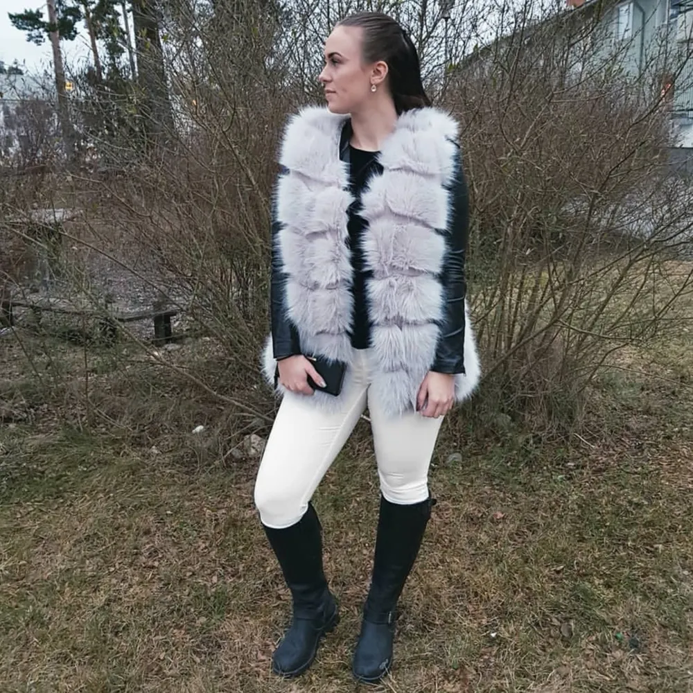 Ljusgrå faux fur vest från Urban mist i Strl.M . Endast använd 2ggr. Som ny! Säljes pågrund av att jag knappt använder den. 🌸. Jackor.