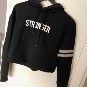 Cropad svart hoodie från Stronger. Storlek Xs, ordinariepris 599