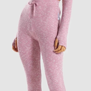  - Slutsålda slounge leggings från gymshark! Sitter extremt bra och väldigt stretchiga, säljer pga att jag har redan ett par i en annan färg, väldigt sparsamt använda 