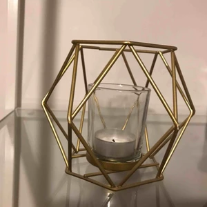  - En jättefin ljushållare som är guldfärgad. Man lägger i egna värmeljus i glaset 