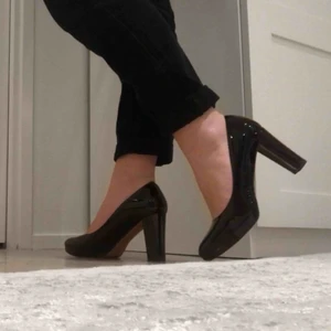  - Bra skick! Svarta glansiga klackar från Clarks; Kaylin Cara modellen.