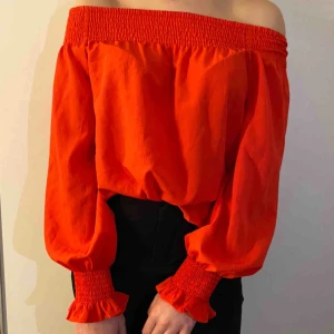  - Röd blus, aldrig använd , jätte fin sommar blus ❣️ Köparen står för frakt 