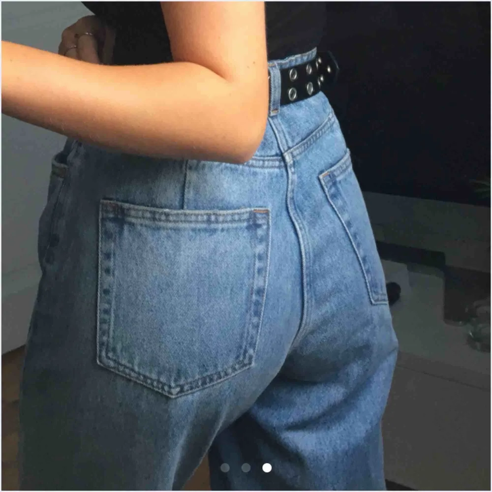 Jättesnygga jeans från weekday i modellen ace! säljer pga att de är för stora. Funkar dock superbra med skärp!! Frakten ingår inte men priset går absolut att diskuteras❤️. Jeans & Byxor.