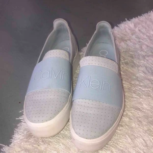  - Riktigt snygga skor från Calvin Klein! Köpta förra sommaren  men endast använda 2 ggr max! Nypris 1 100kr