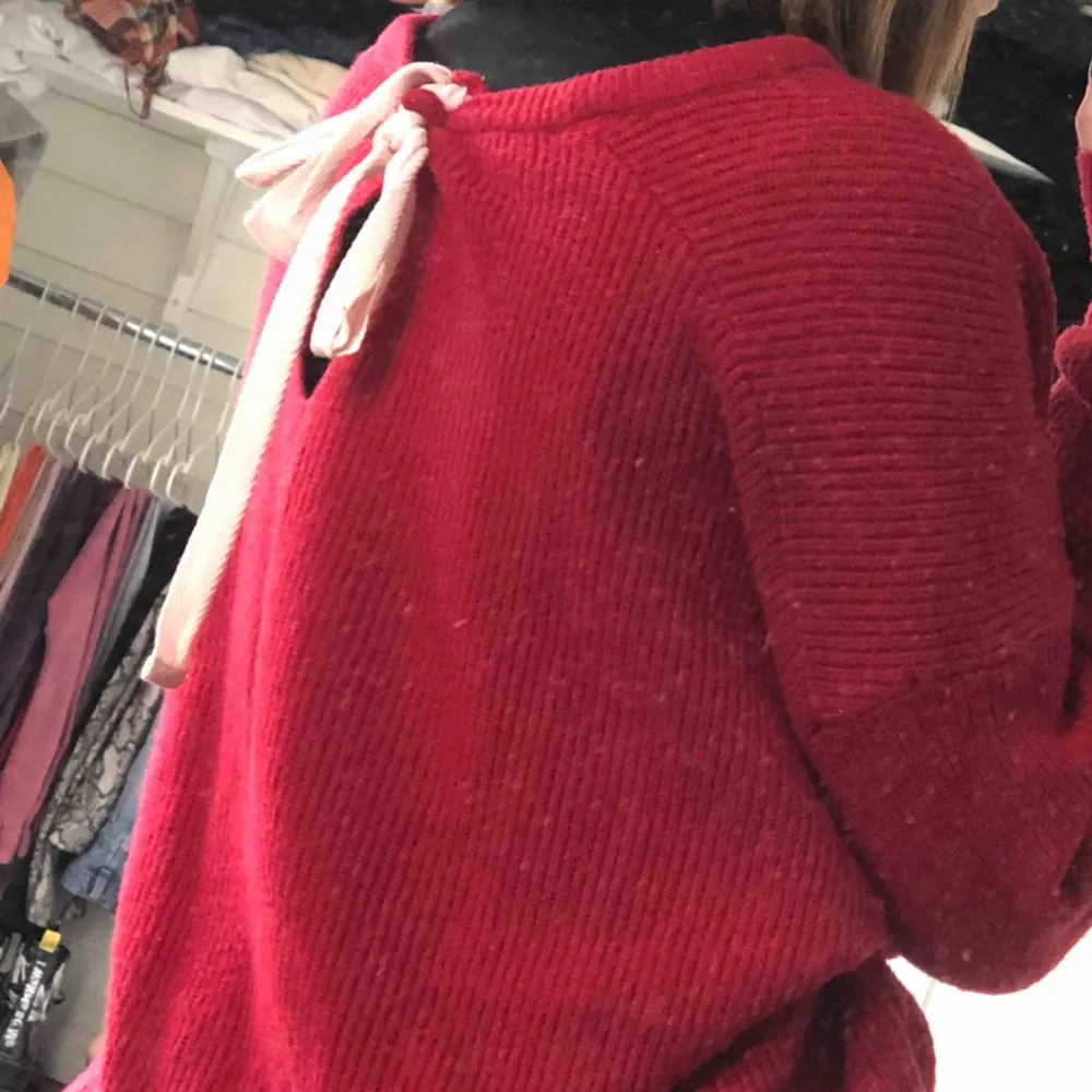 En fin stickad tröja från Zara i vinrött och stl. S, använd ett par gånger. Möts antingen upp eller så tillkommer frakt 🥰. Stickat.