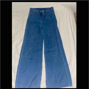  - Köpte dessa ursnygga jeans på plick. Tyvärr var de lite för små och måste därför sälj de vidare. Står ingen storlek men skulle säga att det är xs! Passar längderna 160-165. Jag är 165 och de satt bra i längden! Frakt tillkommer.