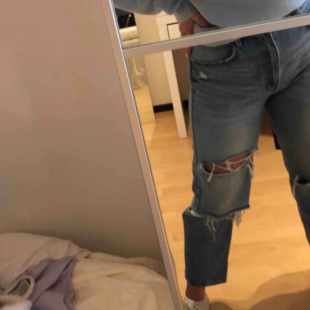 blåa jeans med slitningar från zara!! . Jeans & Byxor.