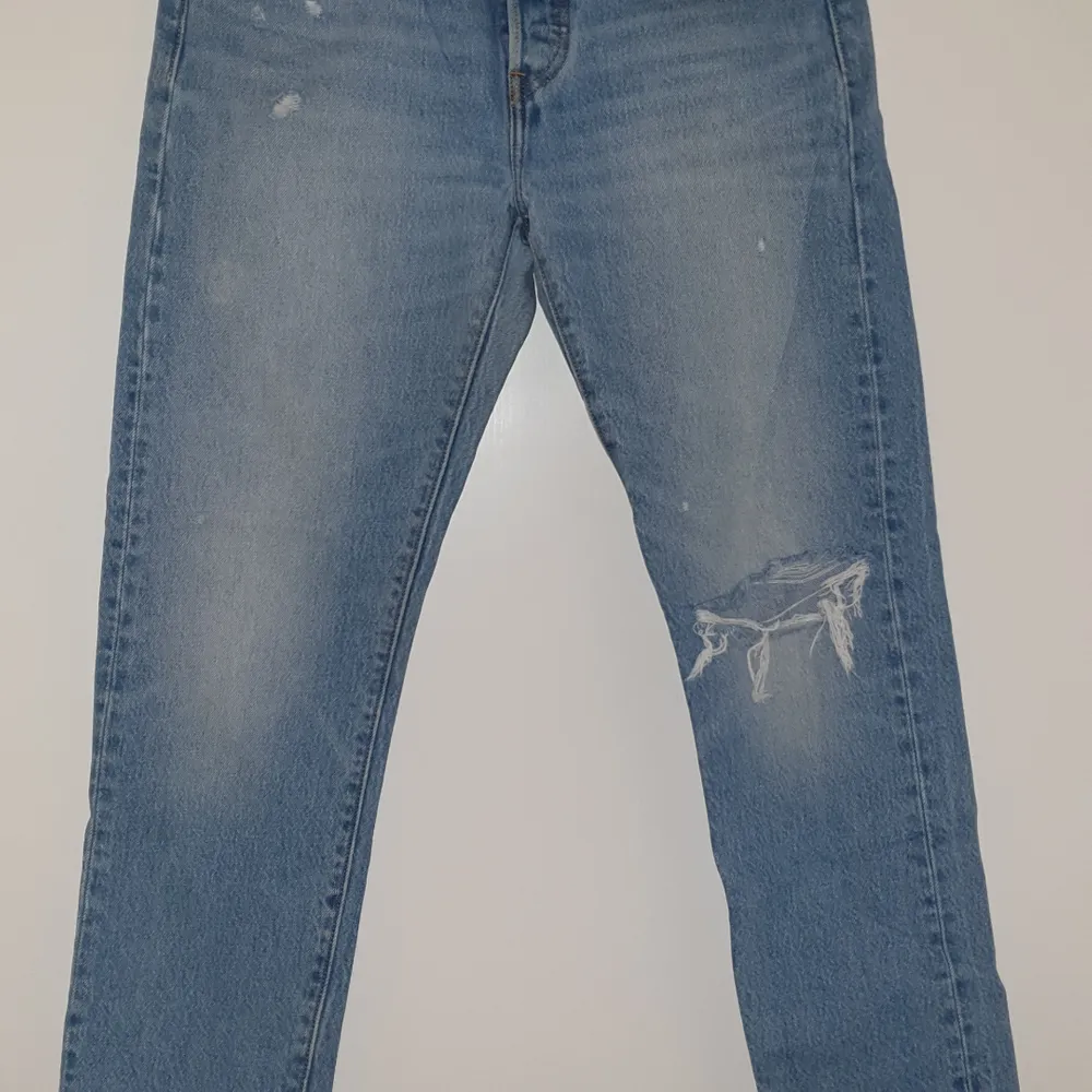 Levi's 501 denimfärgade jeans! Använda, men i gott skick. Stjärndetaljer, håligt knä, slitningar (med mening, dom är inte sönder). Raka i modellen och medelhög midja. Riktigt najs. Jag betalar halva frakten (44kr/2)  Kram . Jeans & Byxor.