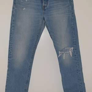 Levi's 501 denimfärgade jeans! Använda, men i gott skick. Stjärndetaljer, håligt knä, slitningar (med mening, dom är inte sönder). Raka i modellen och medelhög midja. Riktigt najs. Jag betalar halva frakten (44kr/2)  Kram 