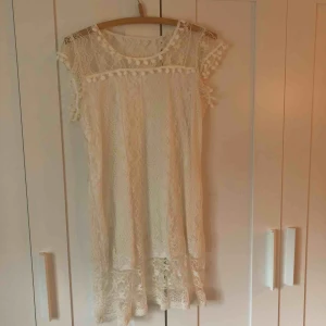  - Vit spets klänning. Kort kort aldrig anv köparen betalar porto