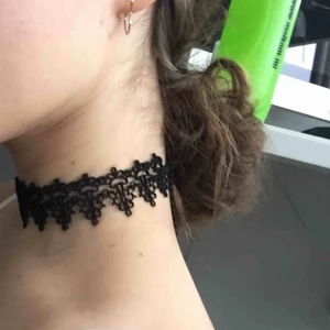  - Jättecool choker av svart metall. Aldrig kommit till användning så helt i nyskick! 