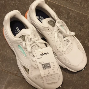Adidas-sneakers - Aldrig använda Adidas-sneakers! Lappar kvar. Frakt tillkommer om köpare ej bor i Stockholm :)